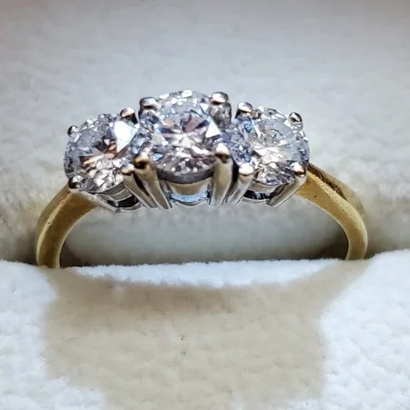 18K white gold women’s diamond ring - Picture 2 of 10